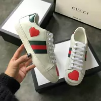 baskets paire de chaussures gucci femmes cowhide love white